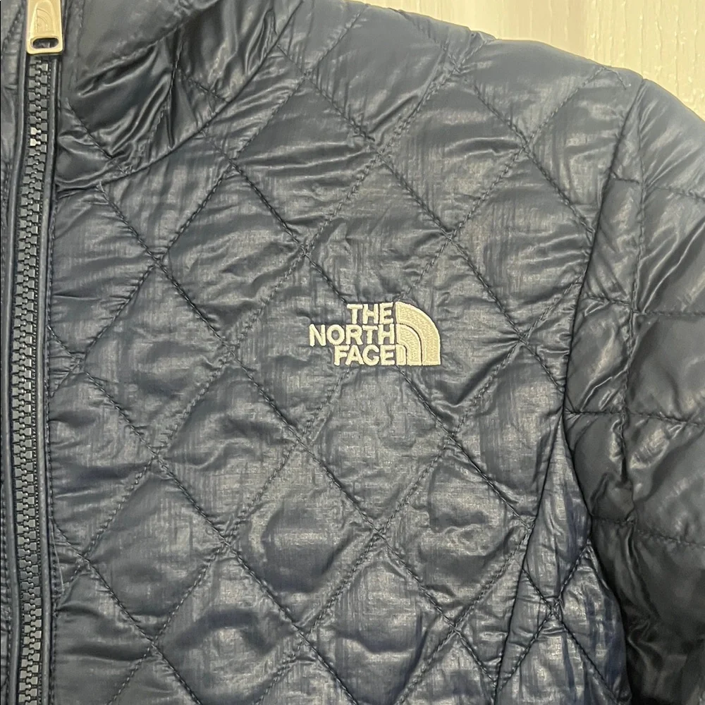 The North Face Women's Navy Quilted Ski Jacket - Picture 2 of 6